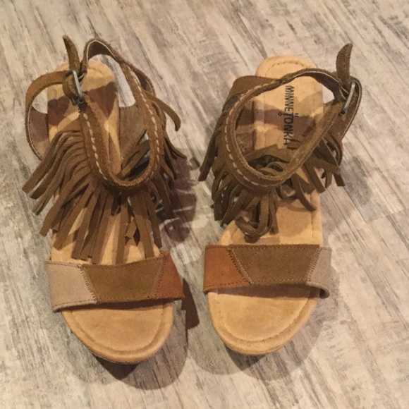 New Minnetonka Poppy Fringe Brown Suede Sandals - Picture 3 of 7